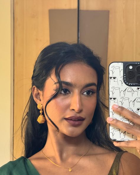 Mirror selfies on and off Phone cover: @toclosetofficial South Asian Makeup Natural, Indian Baddie Makeup, Ethnic Makeup Indian, Desi Makeup Looks Natural, Dusky Skin Makeup, Desi Makeup Looks, Farewell Makeup, Desi Hairstyles, Rida Tharana