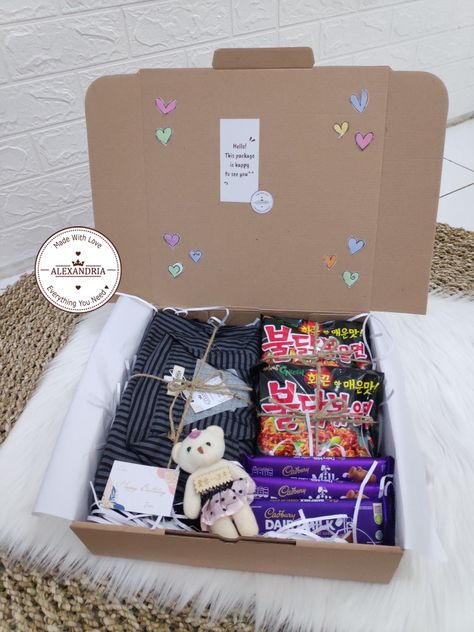 Korean Gift Box Ideas, Korean Birthday Gift Aesthetic, Korean Gifts Ideas, Gift Ideas For Gf, Hampers Ulang Tahun, Korean Gift Ideas, Zara Parfum, Gift Box Ideas, Bff Birthday Gift