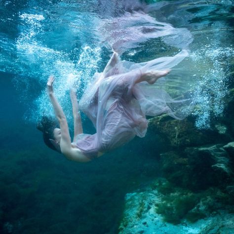 Girl Underwater, Environmental Photography, Underwater Drawing, Underwater Model, Underwater Photoshoot, Underwater Portrait, Breathing Underwater, Ballet Poses, Girl In Water