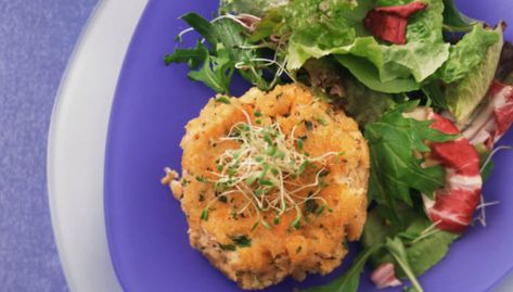 These crunchy tuna fish cakes are perfect for those working within a budget or for anyone who doesn't fancy cooking anything too difficult and elaborate for dinner! Tuna Burger Recipe, Asian Tuna, Fried Tuna, Tuna Patties Recipes, Sweet Potato Cakes, Chinese Dishes Recipes, Sweet Potato Patties, Tuna Burgers, Tuna Patties