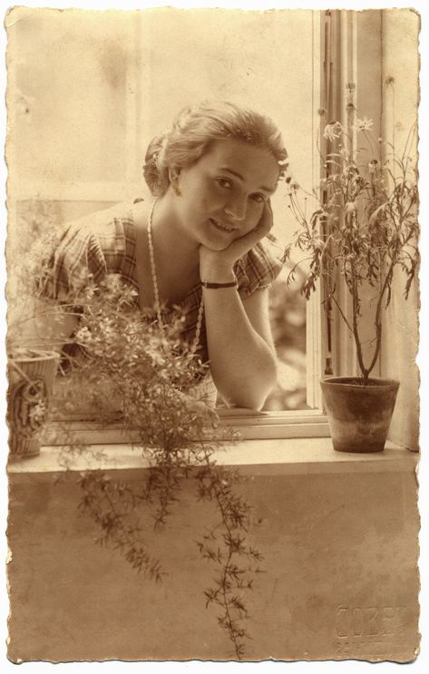 Woman At Window, Vintage Foto's, Beautiful Composition, Antique Photography, Edith Wharton, Postal Vintage, Photo Woman, Old Photography, Vintage Lady