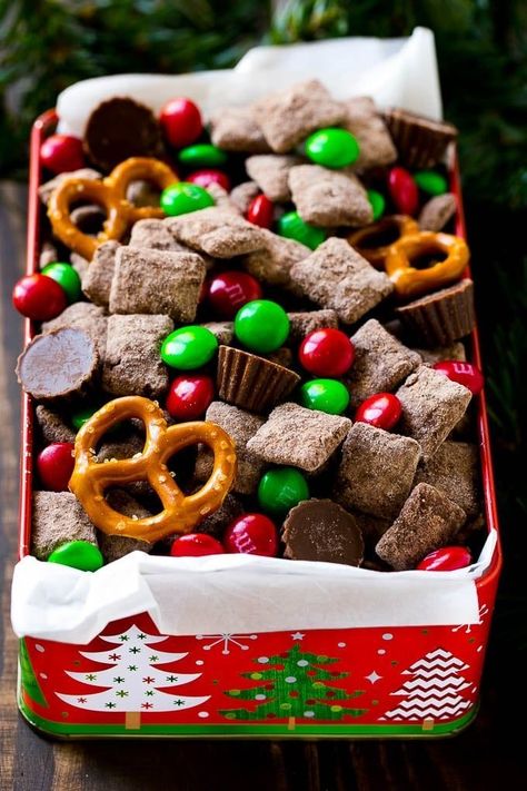 Christmas Snacks Reindeer, Christmas Party Giveaway Ideas, Easy Christmas Treats For Gifts Simple, Houre Derves, Christmas Cookies For A Crowd, Holiday Chex Mix Christmas, Raindeer Chow, Christmas Chex Mix Recipes Holidays, Christmas Treats For Coworkers