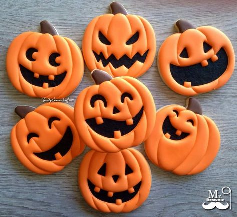 Pumpkin Decorated Cookies Halloween, Jackolantern Cookie, Jack O Lantern Royal Icing Cookies, Pumpkin Face Cookies, Mini Pumpkin Cookies Decorated, Fall Halloween Cookies Decorated, Cute Halloween Cookie Ideas, Cookies Decorated Halloween, Pumpkin Sugar Cookies Royal Icing