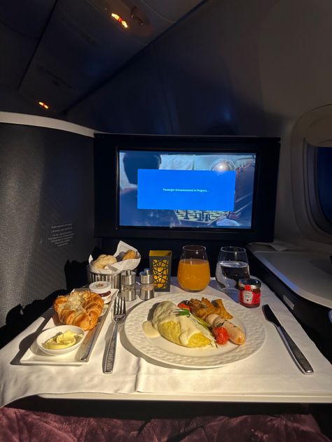 Airport Food Snapchat, Food In Airplane, Private Jet Food, Carros Aesthetic, Airport Breakfast, First Class Plane, Plane Aesthetic, Airport Food, Airplane Food