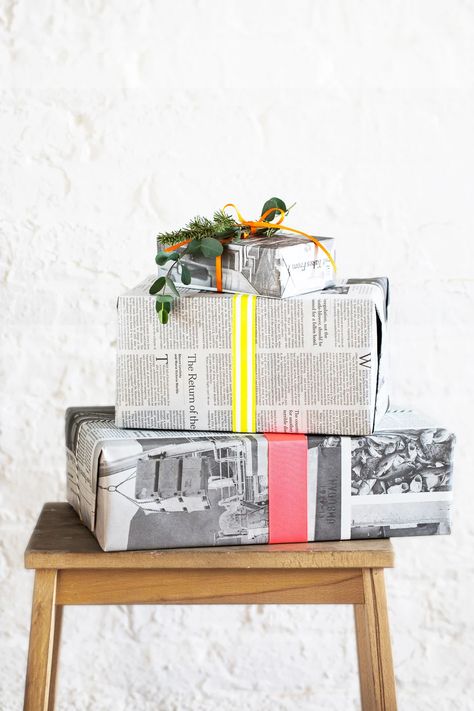 Gift Wrapping Ideas For Boyfriend, How To Wrap Presents, Cute Gift Wrapping, Cute Gift Wrapping Ideas, Newspaper Wrapping, Handmade Wrapping Paper, Diy Wrapping Paper, Potato Stamp, Boyfriend Boyfriend