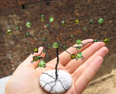 Pebble and Stone Crafts - Stone Gem Tree - DIY Ideas Using Rocks, Stones and Pebble Art - Mosaics, Craft Projects, Home Decor, Furniture and DIY Gifts You Can Make On A Budget #crafts Gem Tree, Fairy Furniture, Faeries Gardens, Fairy Crafts, Wire Tree, Diy Fairy, Fairy Garden Diy, Miniature Fairy, Stone Crafts