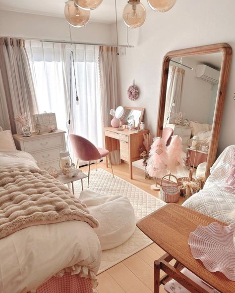 Pink And Beige Room Aesthetic, Pink And Gold Room Aesthetic, Cute Bedroom Ideas Pink, Boho Pink Room, Peach Room Aesthetic, Cozy Bedroom Pink, Beige Girl Aesthetic, Pink White Room, Pink And Beige Bedroom