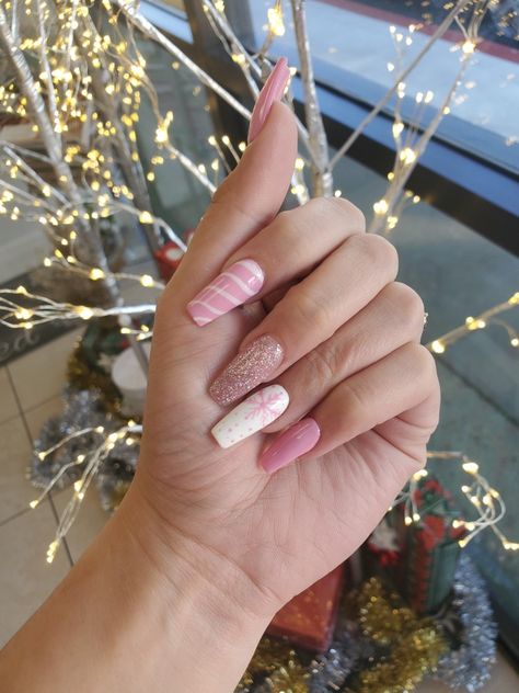 Acrylic Nail Christmas, Nail Christmas Design, Winter Nail Design, Almond Nails Pink, Nail Christmas, Holiday Nails Winter, Christmas Gel, Vintage Nails, Winter Nails Acrylic