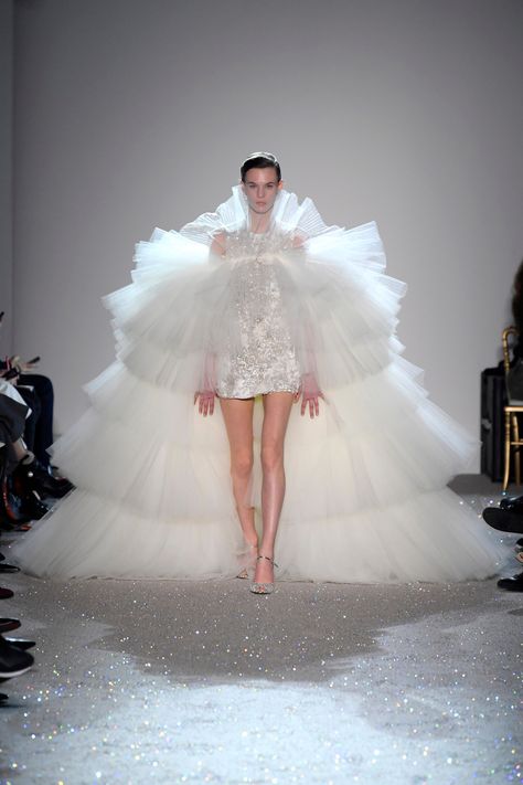 Drag Runway, Tulle Train, White Tulle Dress, Giambattista Valli Couture, Fancy Fits, Unconventional Wedding Dress, Back Skirt, Ball Gown Skirt, Giambattista Valli