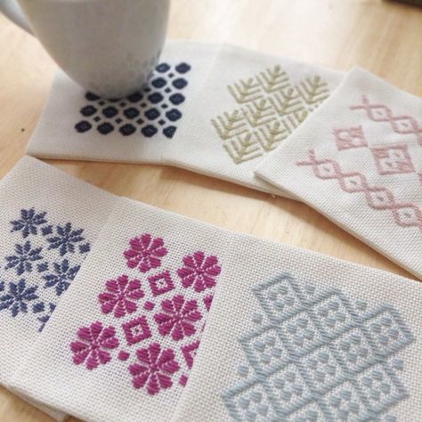 kogin-sashi coasters (embroidery) Kogin Embroidery, Coaster Embroidery, Pillow Embroidery, Sashiko Embroidery, Embroidery Tools, Needlework Patterns, Japanese Embroidery, Simple Embroidery, 자수 디자인