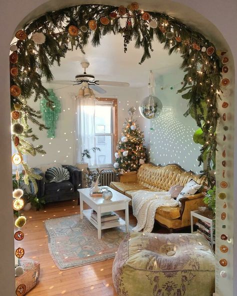 Last Min Christmas Present, Snowflake Holiday Decorations, Cottage Inspired Decor, Vintage Christmas Staircase, 1920 Christmas Decorations, Colorful Chic Bedroom, Sit Christmas Decor, Hygge Maximalism, Christmas Decor Ideas Cottage Core