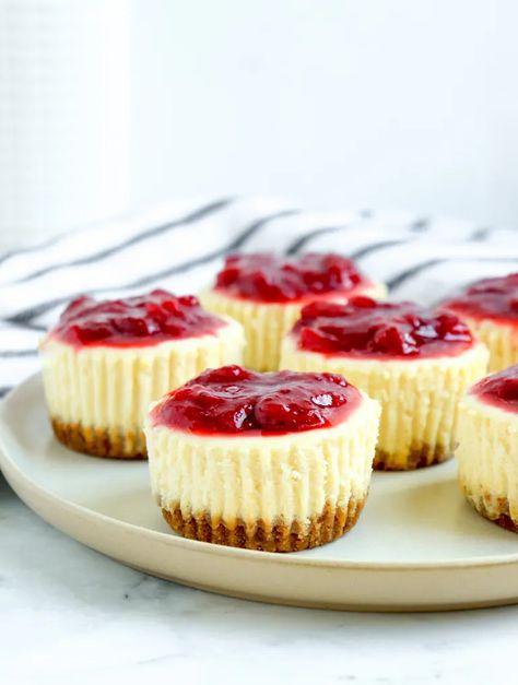 Easy Mini Cheesecake Recipe, Mini No Bake Cheesecake, Mini Strawberry Cheesecake, Mini Cheesecakes Easy, Individual Cheesecakes, Crumb Crust, Cheesecake Bites Recipe, Mini Cheesecake Recipes, Baked Cheesecake Recipe