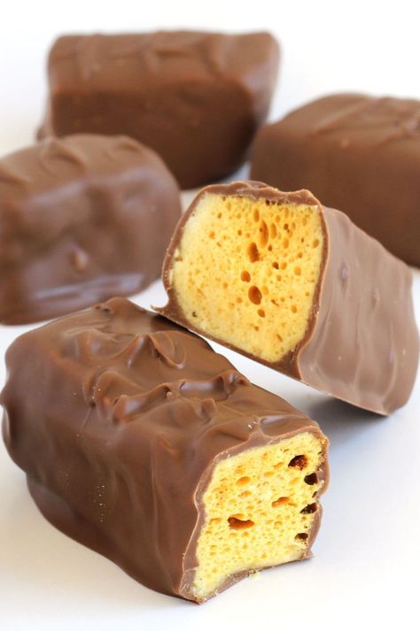 copycat Cadbury Crunchie Bars (sponge candy) Chocolate Covered Honeycomb Recipe, Crunchie Recipes, Crunchie Chocolate, Sponge Candy, Honeycomb Recipe, Cadbury Crunchie, Crunchie Bar, Honeycomb Candy, Chocolate Bar Recipe