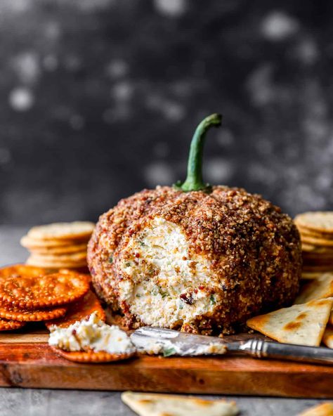 Cheese Ball Shaped Like A Pumpkin, Spooky Cheese Ball, Halloween Cheese Dip, Halloween Cheese Ball Recipes, Dessert Cheeseball Recipes, Cheese Ball Halloween, Spider Cheese Ball, Halloween Cheeseball, Fall Cheese Ball