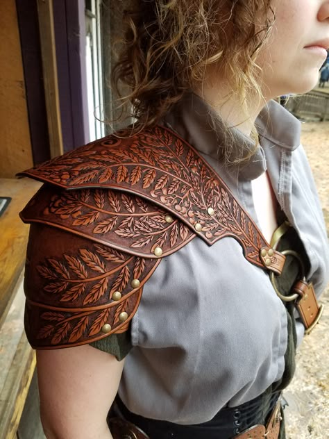 Larp Armor Female, Shoulder Armor Women, Druid Leather Armor, Leather Armor Women Dnd, Medieval Core Aesthetic, Leaf Armor, Elven Clothes, Kidney Belt, Ren Faire Outfits