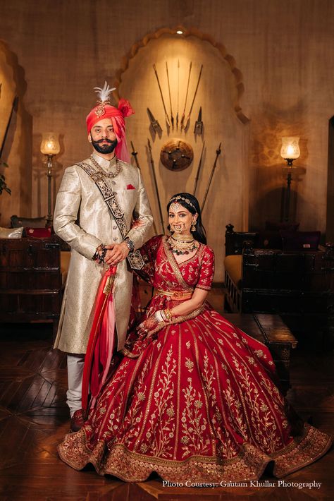 Bridal Couple Dress Indian, Groom And Bride Poses Indian, Wedding Outfits Indian Bride And Groom, Bride And Groom Poses Ideas Indian, Wedding Reception Looks Indian, Rajputi Bride And Groom Photoshoot, Indian Wedding Bride Groom, Aesthetic Indian Wedding Photography, Wedding Dresses Couple Indian