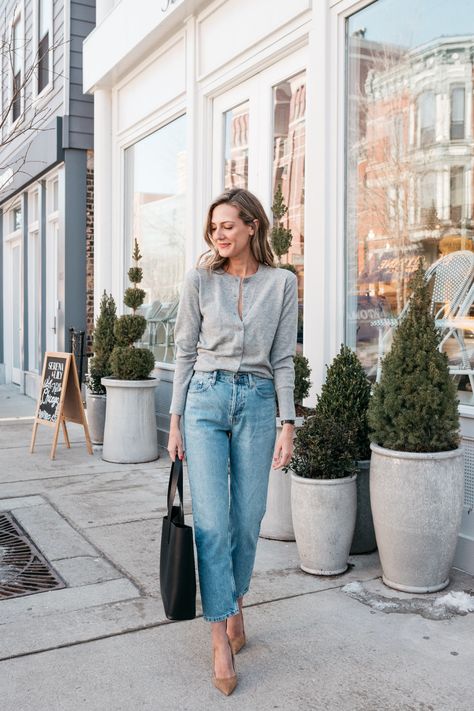 the cardigan is back how to wear with jeans - See (Anna) Jane. Looks Jeans, Cooler Style, Fitted Cardigan, Mode Casual, Cardigan Outfits, Jairzinho, 가을 패션, Cashmere Cardigan, Outfits Casuales