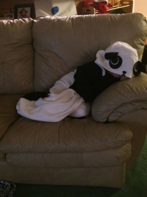 "Kiddo borrowed my panda kigurumi…cutest sleepy panda ever. 💚"  Thanks to Bama Panda for sending us this adorable pic!!   Merry Christmas Eve everyone! www.kigurumishop.com  ^^ Panda Onesie, Sleepy Panda, Panda Outfit, Cute Onesies, Merry Christmas Eve, Fun Size, Bts Book, Christmas Eve, Tulum