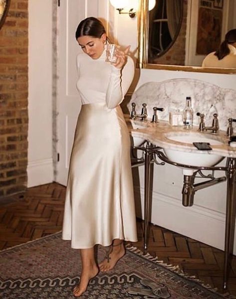 satin skirt LOVING HER GLORIOUS CREAM SATIN SKIRT, WHICH LOOKS ABSOLUTELY FABULOUS WITH HER WHITE BLOUSE, JUST PERFECT FOR A FORMAL OCCASION! 👗 Old Money Long Dress, Silk Skirt Outfit, Satin Skirt Outfit, Style Casual Chic, Silk Midi Skirt, Elegante Casual, Skirt Outfit, Mode Inspo, Satin Skirt