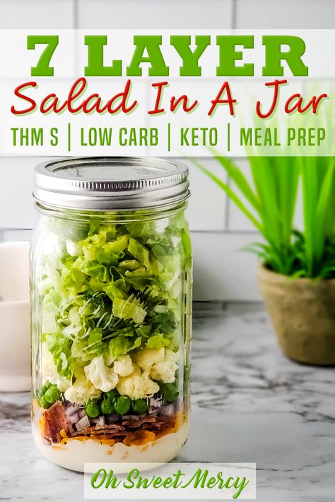 Low Carb Dressing, 7 Layer Salad, Mason Jar Salads, Layer Salad, Salad Jar Recipe, Jar Salads, Jar Salad, Keto Appetizers, Vegetable Soup Healthy