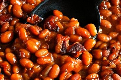 Grandma’s Baked Beans are seasoned with bacon, brown sugar, molasses, and ketchup to create this mouthwatering side dish Homemade Baked Beans Recipe, Bacon Beans, Baked Beans From Scratch, Southern Baked Beans, Cowboy Baked Beans, Thanksgiving Recipes Side Dishes Easy, Baked Beans Crock Pot, Canned Baked Beans, Best Baked Beans