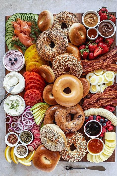 Brunch Boards, Breakfast Charcuterie, Holiday Charcuterie, Breakfast Platter, Charcuterie Inspiration, Snack Board, Charcuterie Recipes, Idee Pasto Sano, Brunch Party