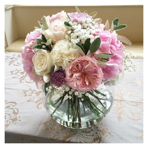 Fishbowl Flower Centerpiece, Fishbowl Flower Arrangements, Fish Bowl Centerpiece Wedding, Fishbowl Centerpiece, Wedding Flower Arrangements Table, Geometric Terrarium Wedding, Fish Bowl Vases, Pink Wedding Centerpieces, Terrarium Wedding