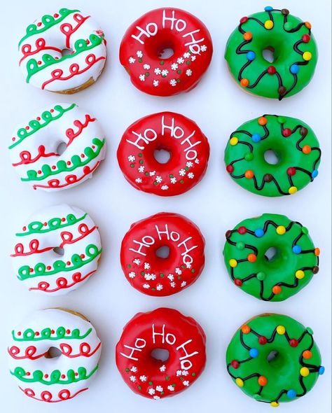 Donut Decorating Ideas, Fancy Donuts, Donuts Gourmet, Donut Flavors, Christmas Pastries, Christmas Donuts, Donut Decorations, Cute Donuts, Delicious Donuts