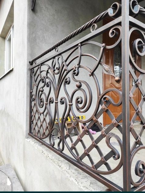 Nice Balcony, Hand Railing, Iron Stair Railing, Wrought Iron Stairs, Balcony Grill, Railings Outdoor, Metal Stairs, Metal Railings, Deck Railing