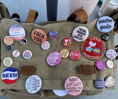 Messenger Bag Pins Aesthetic, Pins On Bag Aesthetic, Decorating My Messenger Bag, Backpack Pins And Patches, Cute Pins For Bags, Badges For Bags, Bag Badges Aesthetic, Messenger Bag Pins, Pins And Patches