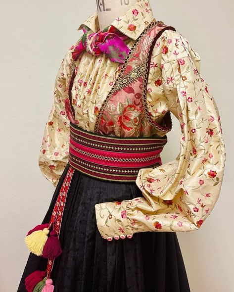 Festdrakt Dame, Folk Wedding, Interesting Clothing, Costumes Around The World, Clothes Diy, Folk Costume, Inspired Fashion, Diy Clothes, Bohemian Style