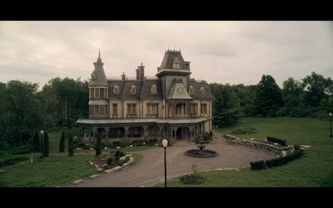 Keyhouse from Locke & Key on Netflix Keyhouse Manor, Locke And Key House, Vintage House Exterior, Sims Architecture, Appalachian Horror, Gothic Houses, Addams Family House, Locke And Key, Netflix Categories