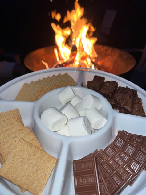 S’mores Night, Smores Christmas, Smores Bonfire, Bonfire Smores, Bonfire Night Food, Campfire Snacks, Bonfire Birthday, Sweet Sixteen Birthday Party Ideas, Bonfire Party