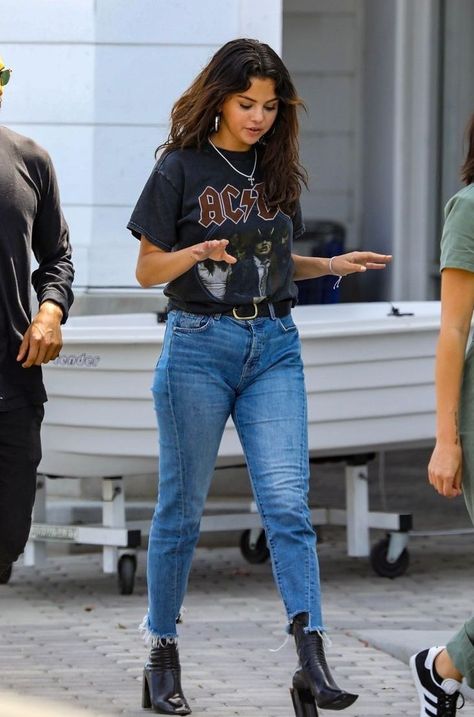 Selena Gomez Style Casual, Band Shirt Outfits, Italian Street Style, Selena Gomez Fashion, Band Tee Outfits, Rihanna Street Style, Gigi Hadid Street Style, European Street Style, Kendall Jenner Street Style