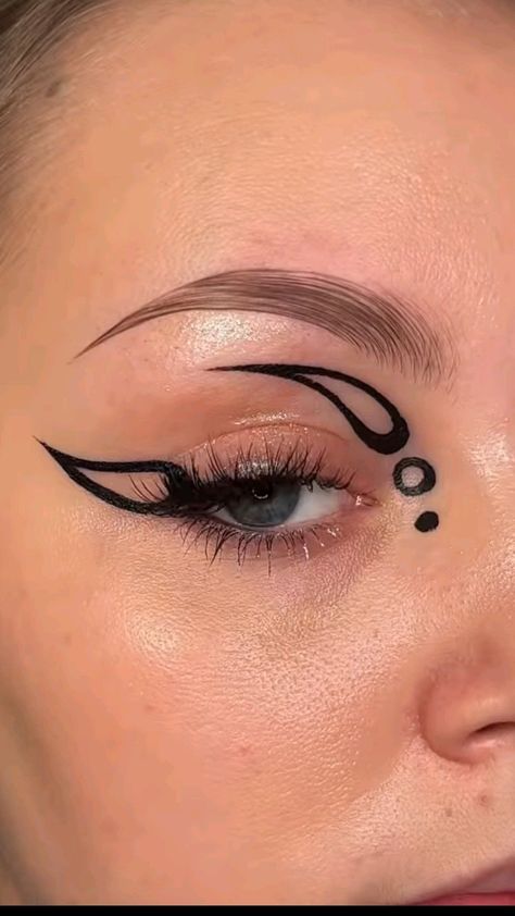 Abstract Eyeliner, Creative Eyeliner, Vampire Bride, Makeup Face Charts, Graphic Makeup, Work Makeup, Rave Makeup, Graphic Eyeliner, Swag Makeup