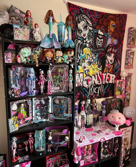 monster high
Playboy
Monster high room
Monster high aesthetic 
Monster high doll room
Playboy collection 
Mcbling
Pink
Girly Monster High Shelf Display, Monster High Collection Display, Monster High Doll Display, Monster High Display, Monster High Room Decor, Doll Display Ideas, Pink Goth Bedroom, Monster High Decorations, Weird Collections