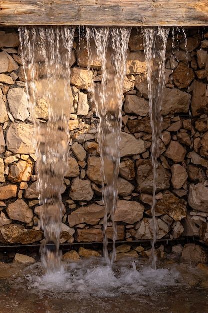 Una cascada artificial en la pared de pi... | Premium Photo #Freepik #photo #agua #verano #paisaje #pared Interior Water Feature, Water Feature Wall, Waterfall Bathroom, Patio Interior, Adventure Bike, Roof Garden, Hotel Spa, Premium Photo, Feature Wall