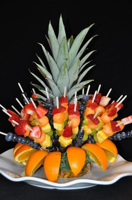 Edible Fruit Centerpiece Edible Table Decorations, Fruit Trays For Party Cute Ideas, Edible Centerpiece Ideas, Homemade Edible Arrangements, Spring Buffet, Fruit Tray Designs, Feast Table, Fruit Platter Ideas Party, Fruit Presentation