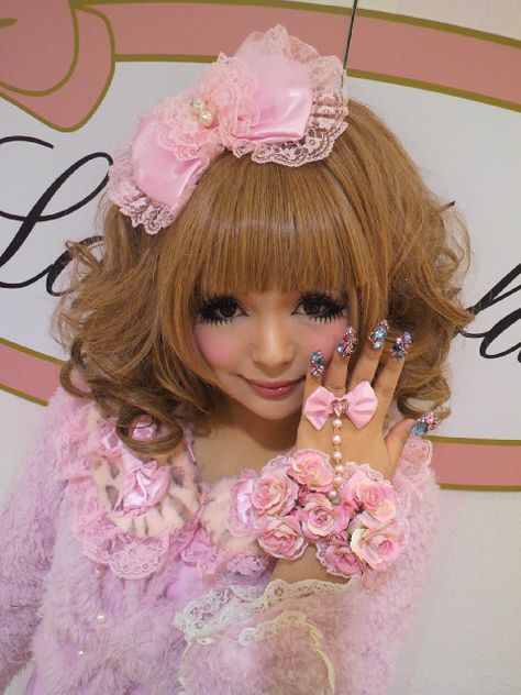 gyaru hime Gyaru Hime, Gyaru Hair, Agejo Gyaru, Gyaru Makeup, Hime Gyaru, Gyaru Fashion, Nails Makeup, Beauty Standards, Sweet Lolita