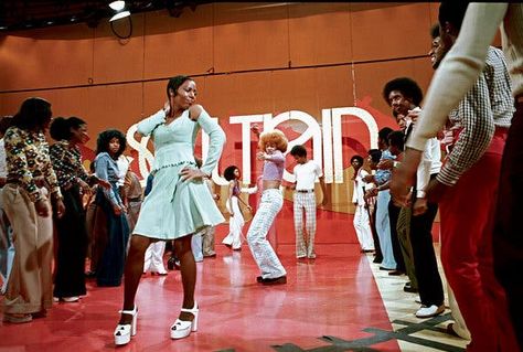 Soul Train Fashion, Soul Train Dancers, Soul Train Party, Train Fashion, Train Line, Black Like Me, American Bandstand, Soul Train, 70s Outfits