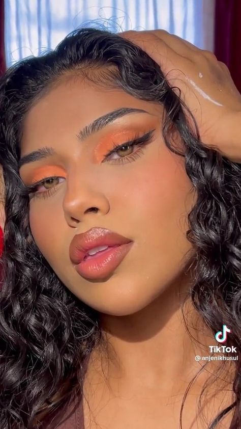 Make-up Orange Theme Makeup, Euphoria Makeup Orange, Orange Red Makeup Eye Shadows, Orange Blossom Makeup Look, Orange Hoco Makeup, Sunset Makeup Looks Step By Step, Orange Rave Makeup, Orange Eye Makeup Looks, Orange Blossom Makeup