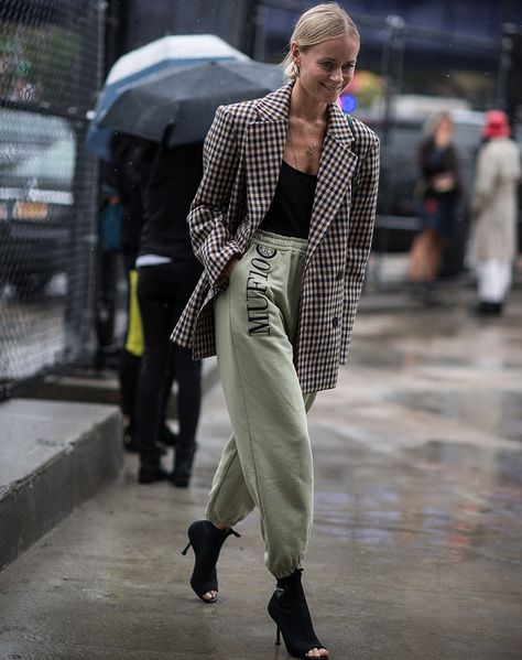 Thanks to the YEEZY effect, khaki sweatpants have been a serious style option for a good few years now. And how good do they look with an oversized blazer, a low-cut top and sock boots? This one might even get a night on the town once February comes. We're in love. Blazer Street Style, Elegantes Outfit Frau, Nyc Style, Outfit Chic, Joggers Outfit, Blazer Outfit, Looks Street Style, Cooler Look, Elegantes Outfit