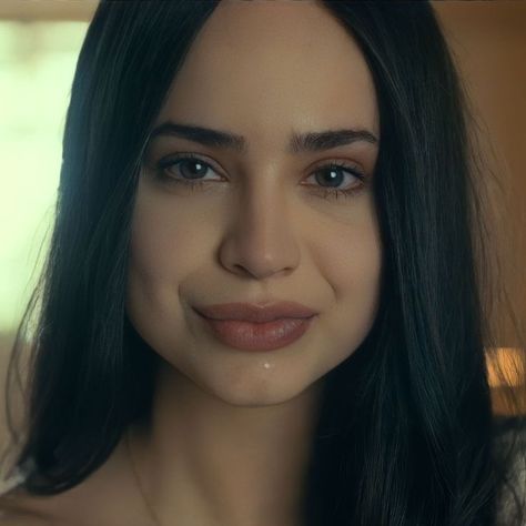 Sofia Carson as Cassie Salazar in Purple Hearts (2022) #purplehearts #purpleheartsmovie #purpleheartsicon #sofiacarsonicon #cassiesalazaricon #netflix #romancemovie Cassie Salazar, Sophia Carson, Purple Hearts, Smile Teeth, Thick Eyebrows, Heart Face, Sofia Carson, Katherine Pierce, Beautiful Curls