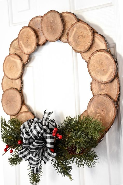 DIY Wood Slice Wreath (11 of 11) Høstaktiviteter For Barn, Diy Dream Catcher, Dekoratívne Vence, Tree Slices, Christmas Wood Crafts, Christmas Wood, Christmas Deco, Xmas Crafts, Homemade Christmas