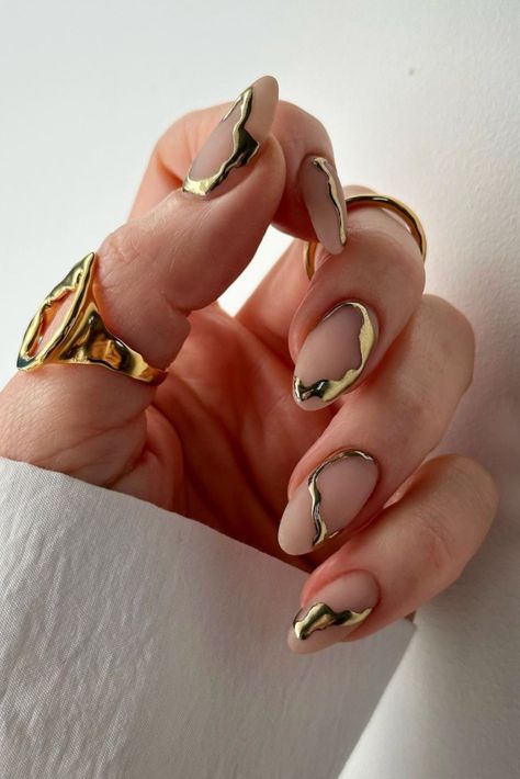 New Year's Nails: 30 Unbelievably Glam Ideas to Rock Your Party! Gold Nail, Matte Acrylic Nails, Esthetics Room, Aura Nails, Nagel Tips, Nail Art Set, Metallic Nails, New Year's Nails, Cat Kuku