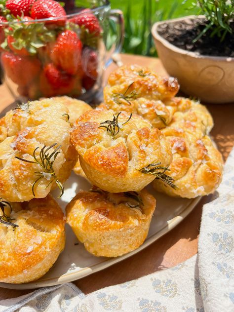 Salted Rosemary Sourdough Focaccia Muffins, Sourdough Foccacia Muffins, Mini Sourdough Focaccia, Focaccia Muffin Recipe, Foccacia Rolls, Bougie Snacks, Focaccia Bites, Sourdough Foccacia Recipe, Focaccia Muffins