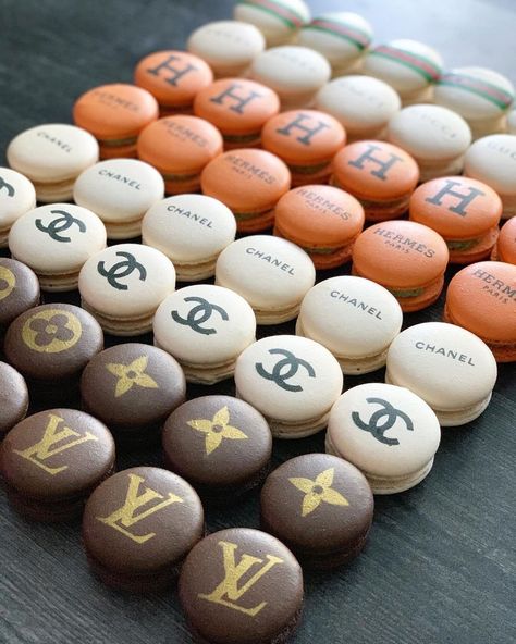 Macarons For Wedding, Macaron Store, Snack Photography, Themed Macarons, Party Macarons, Retail Store Interior Design, Luxury Food, Catering Ideas, Dream Gift