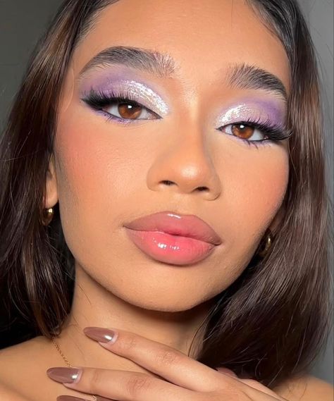 Purple Pearl Eye Makeup, Eyeshadow Makeup Purple, Lilac Purple Eyeshadow, Purple Silver Makeup Look, Lavender And Silver Eye Makeup, Lilac Prom Makeup Looks, Lavender Purple Eye Makeup, Lavander Makeup For Quince, Lilac And Silver Makeup