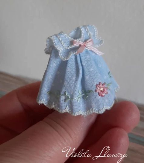 Dollhouse Clothes, Calico Critters Families, Miniature Dress, Paper Dolls Clothing, Tiny Clothes, Diy Doll Miniatures, Cute Sewing Projects, Mini Clothes, Sewing Doll Clothes