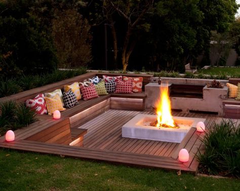 Creative Fire Pit Designs and DIY Options Design Per Patio, Sunken Fire Pits, Deck Seating, Sloped Backyard, Cool Fire Pits, Fire Pit Furniture, Wooden Deck, Backyard Seating, Fire Pit Seating